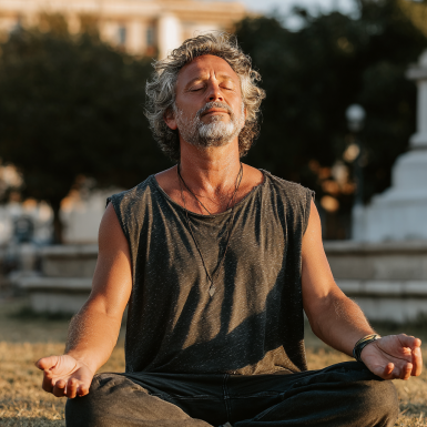 Група літніх людей практикує йогу в спокійному середовищі